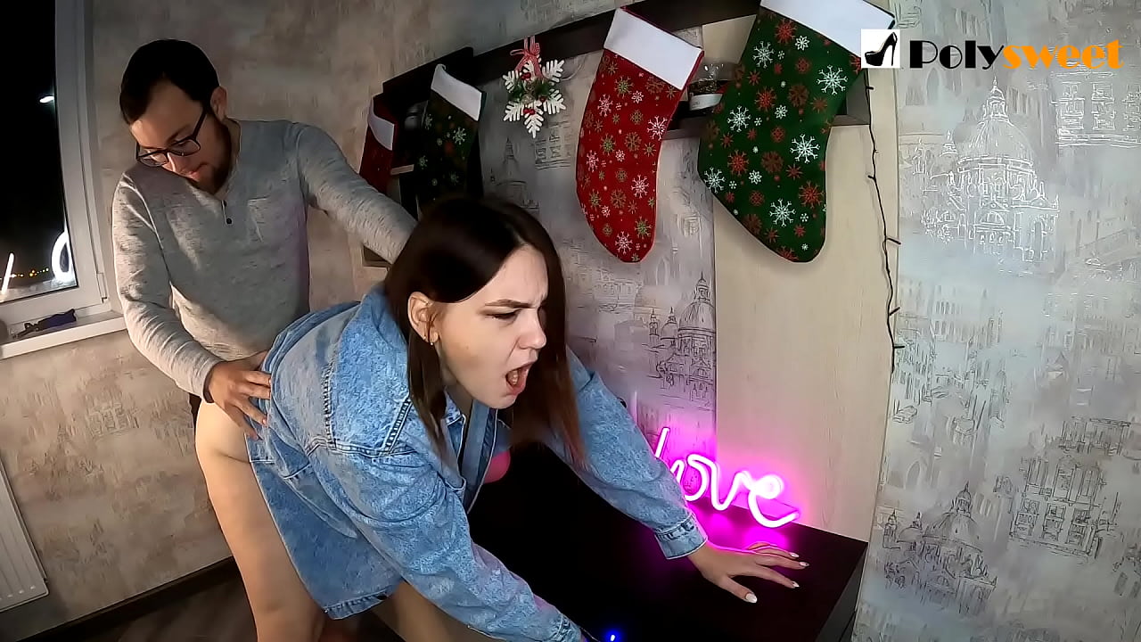 Ua hauʻoli ke kāne i ka hoʻopaʻa ʻana i kahi kaikamahine uʻi me ka huelo pony ma ka hoki me kona waha a me kona dick